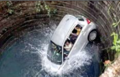 नासिक में कुएं में गिरी कार: 9 की माैत